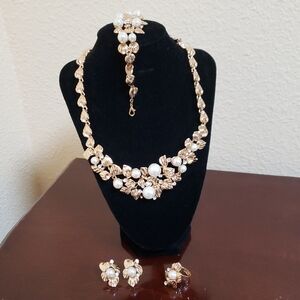 Jewelry Set - Gold and Pearl Floral